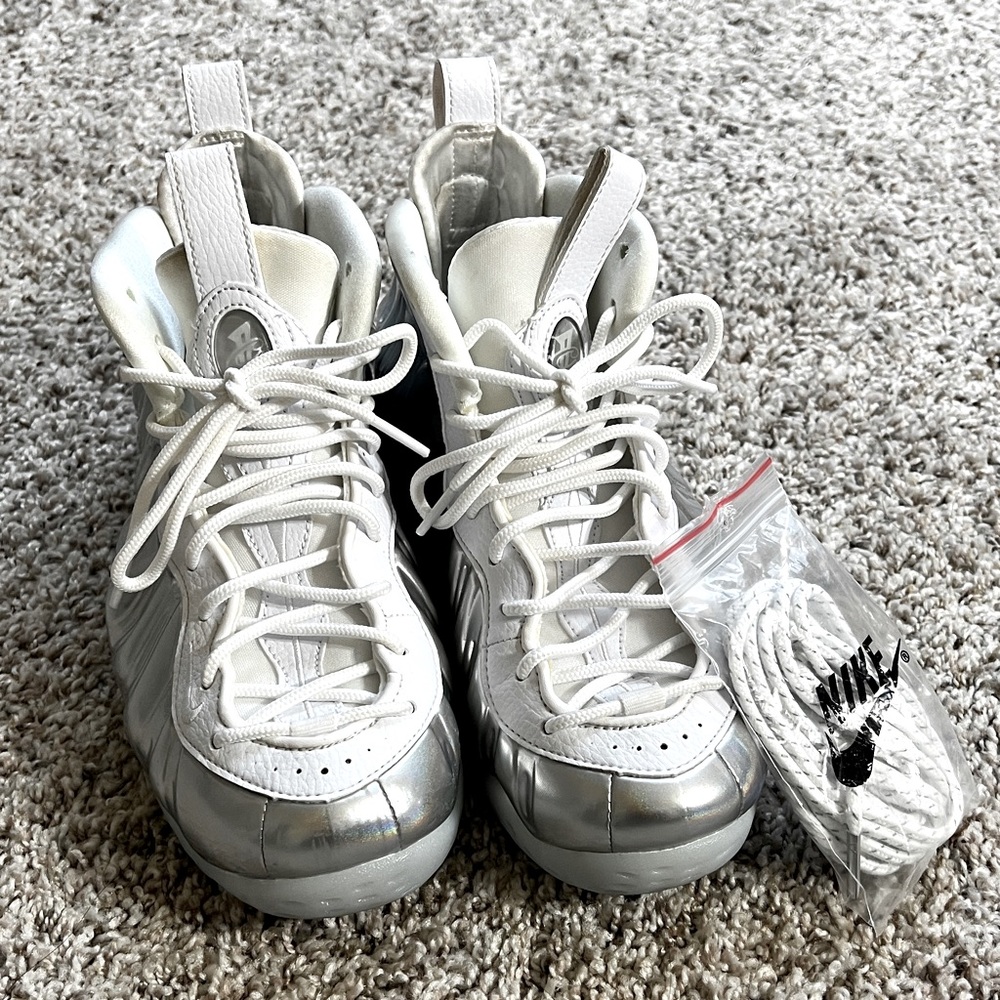 Nike Air Foamposite One (Women) ChromeWhite Size 7.5